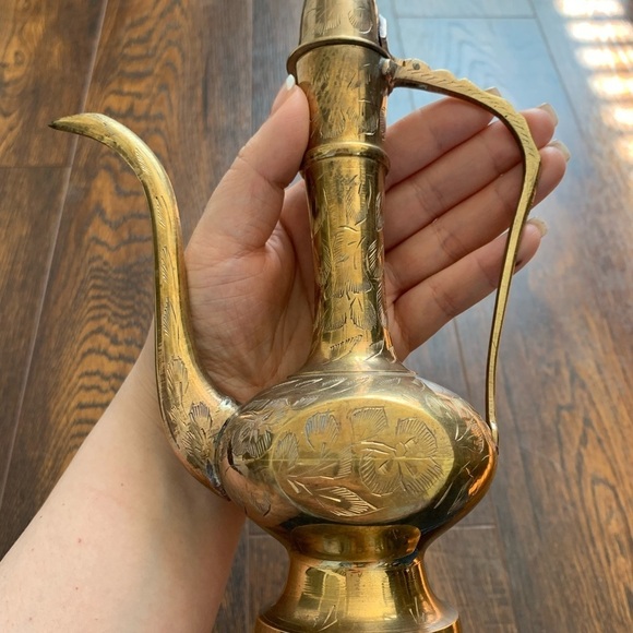 VINTAGE Sarana Brass Hand Made & Etched  Teapot Pitcher Made in India 8" Tall. - Picture 6 of 7